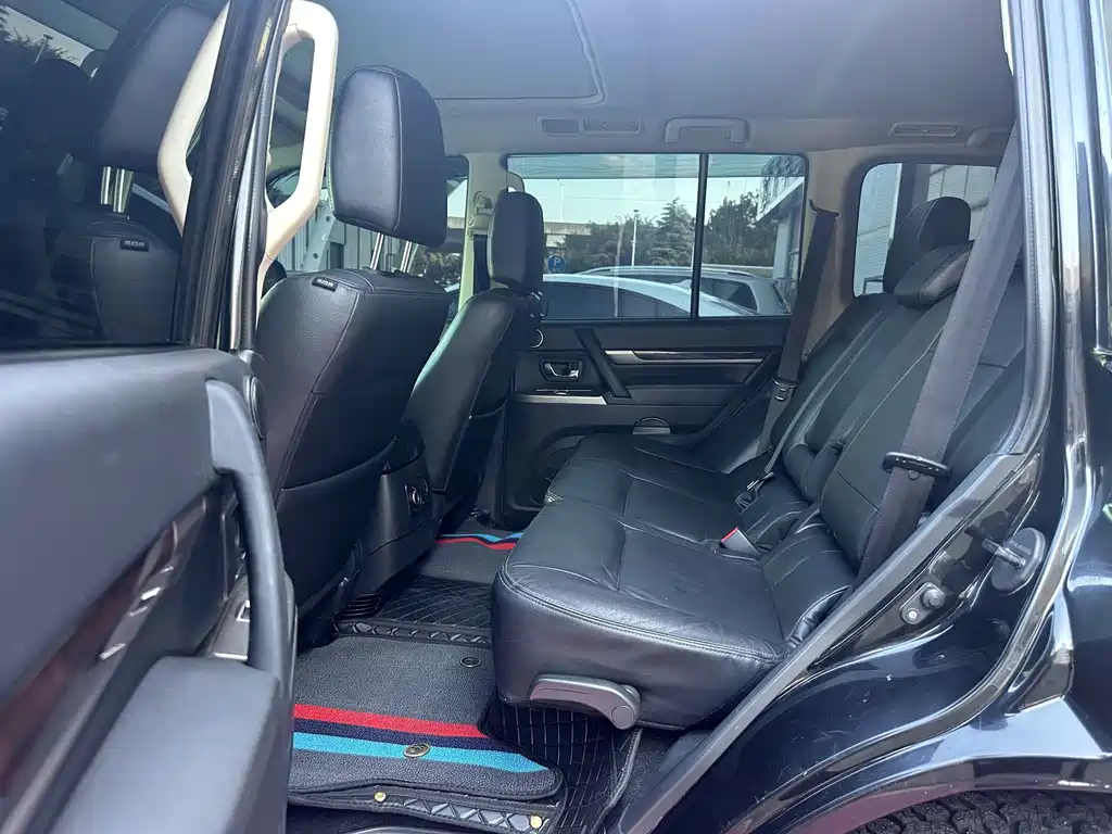Mitsubishi Pajero (Import) — миниатюра 5