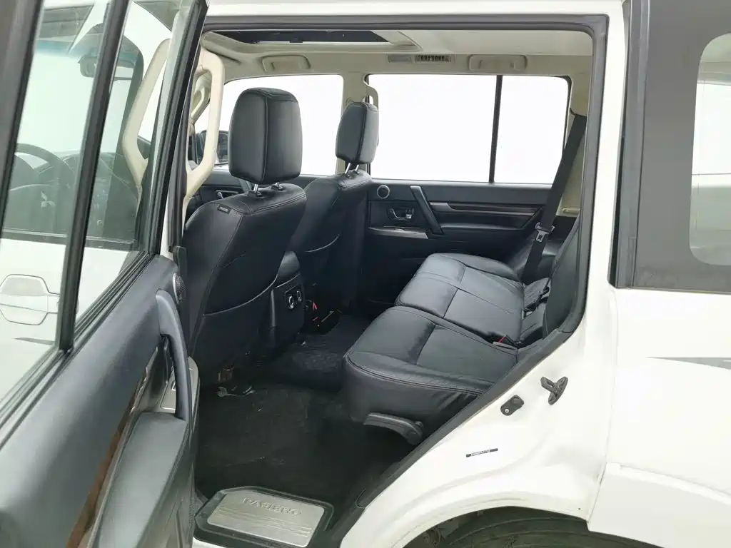 Mitsubishi Pajero (Import) — миниатюра 12
