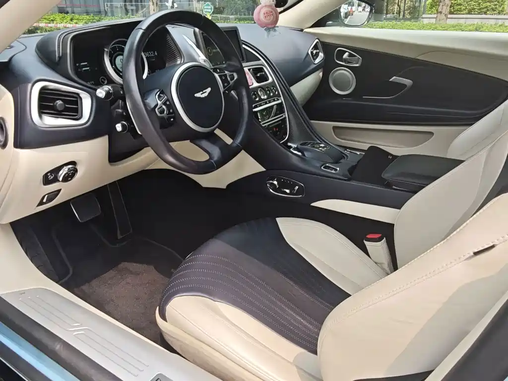 Aston Martin DB11 — миниатюра 5