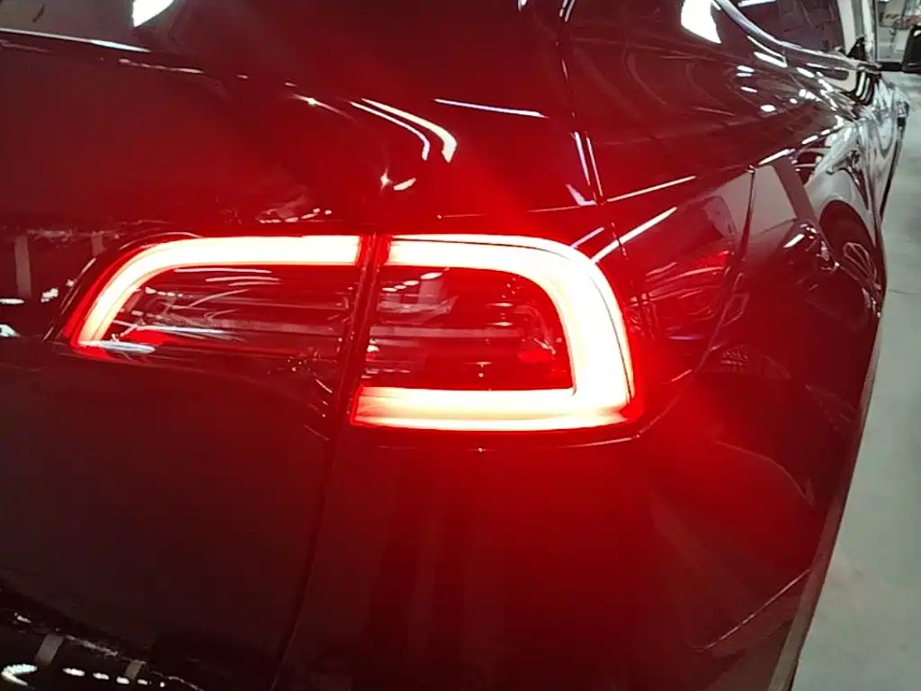 Tesla Model Y — миниатюра 8