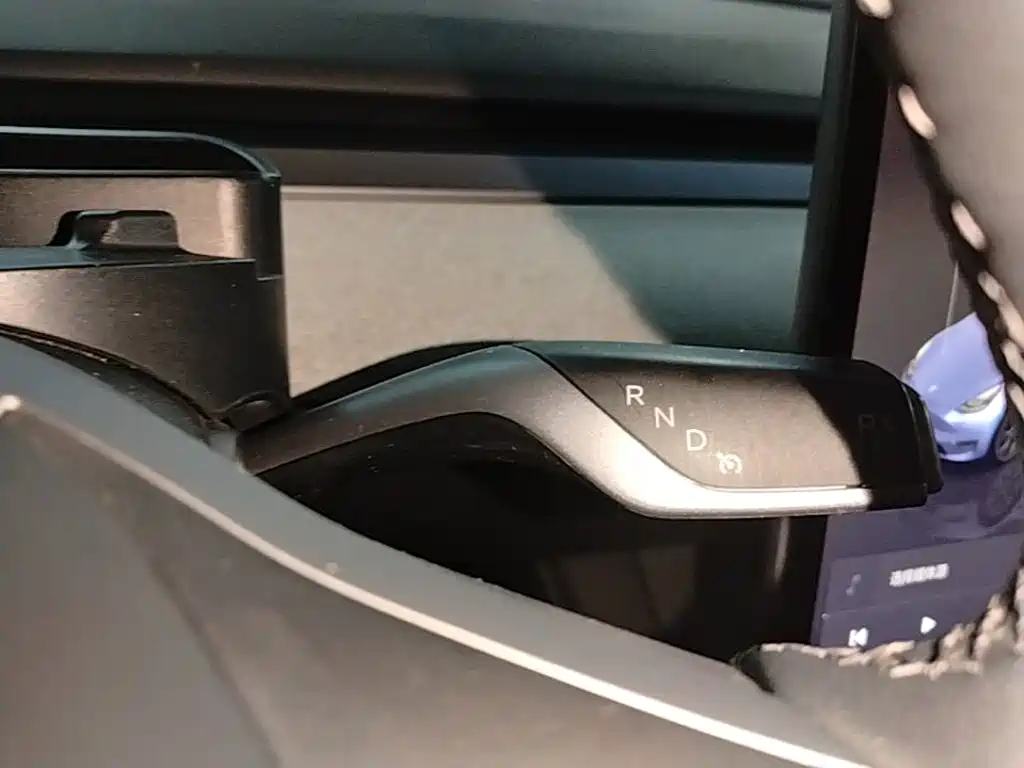 Tesla Model Y — миниатюра 14