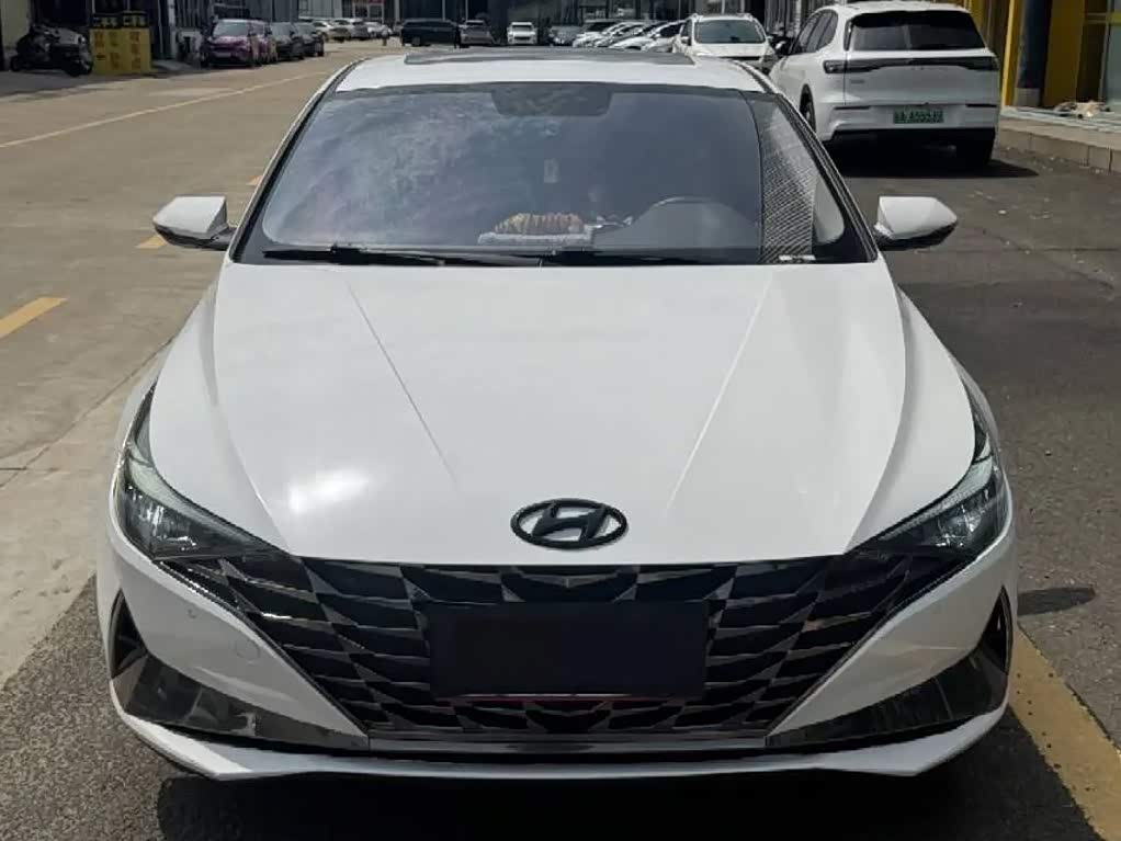 Hyundai Elantra 1.5 л 2023 г. Белый, пробег 35000 км