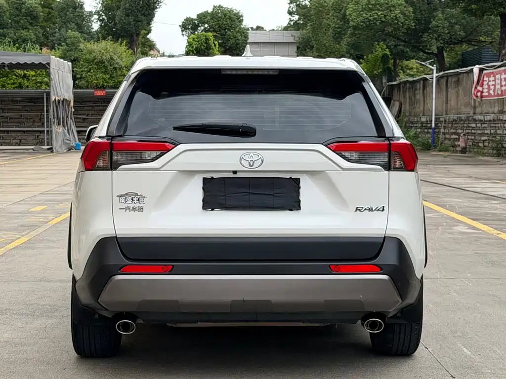 Toyota RAV4 — миниатюра 8