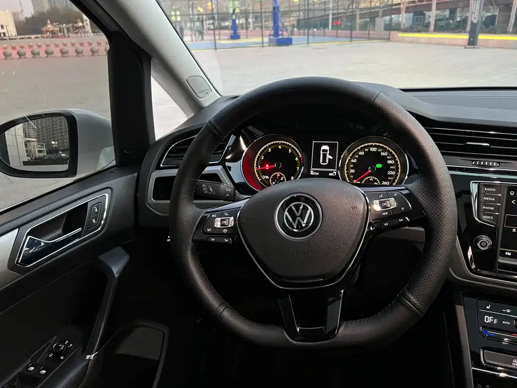 VOLKSWAGEN TOURAN