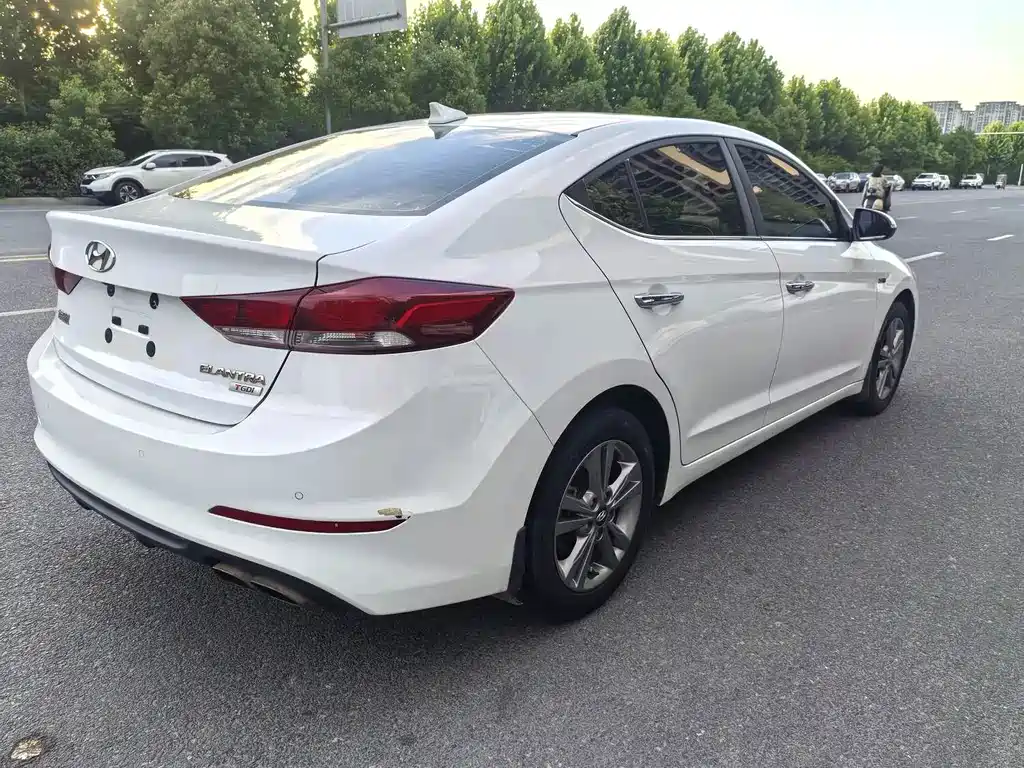Hyundai Elantra — миниатюра 9