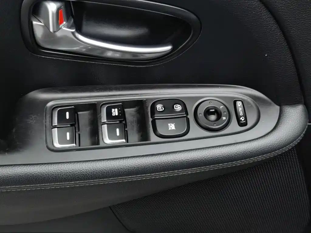 Kia Carens — миниатюра 9