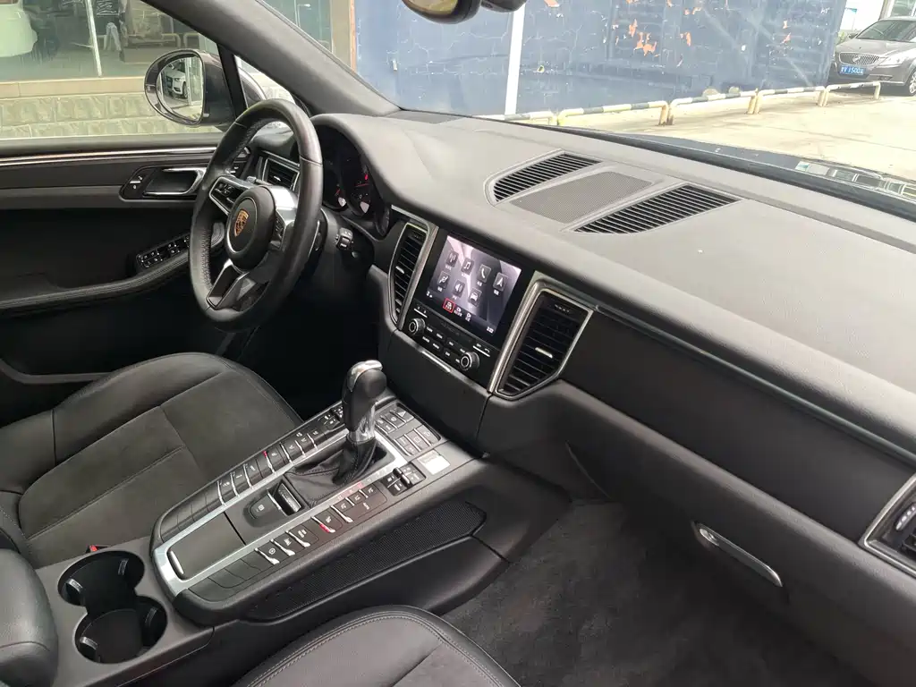 PORSCHE MACAN