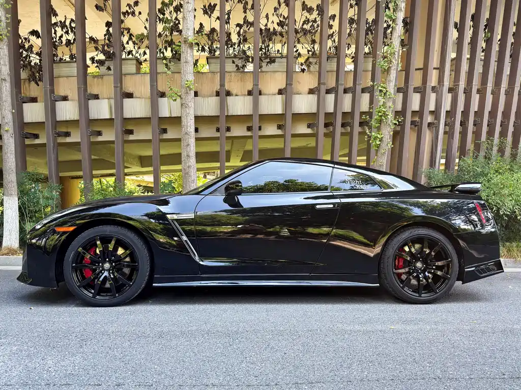 Nissan GT-R — миниатюра 4