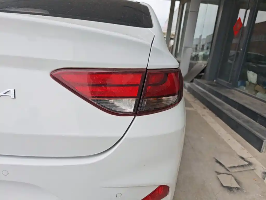 Hyundai Elantra — миниатюра 8