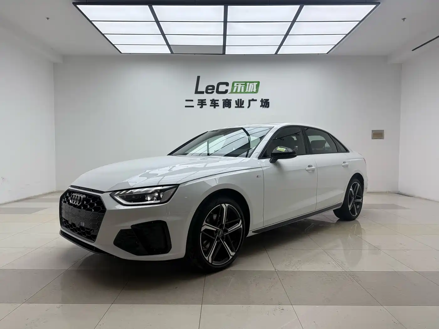 奥迪A4L 2025款 200万辆悦享版 40 TFSI 豪华动感型 2025