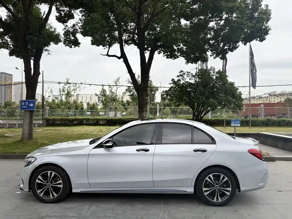Mercedes-Benz C-Class — миниатюра 13
