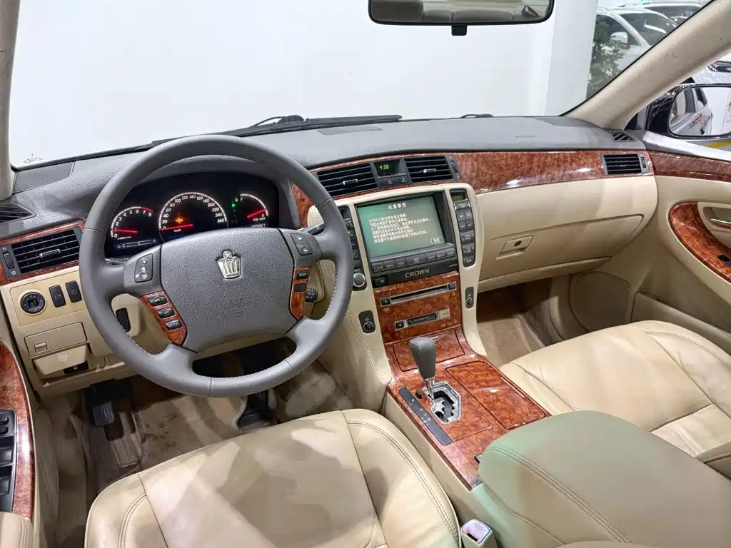 Toyota Crown — миниатюра 10