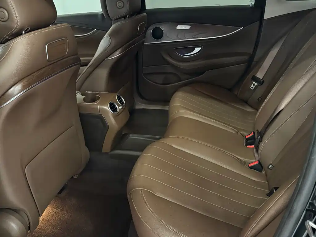 Mercedes-Benz E-Class — миниатюра 5