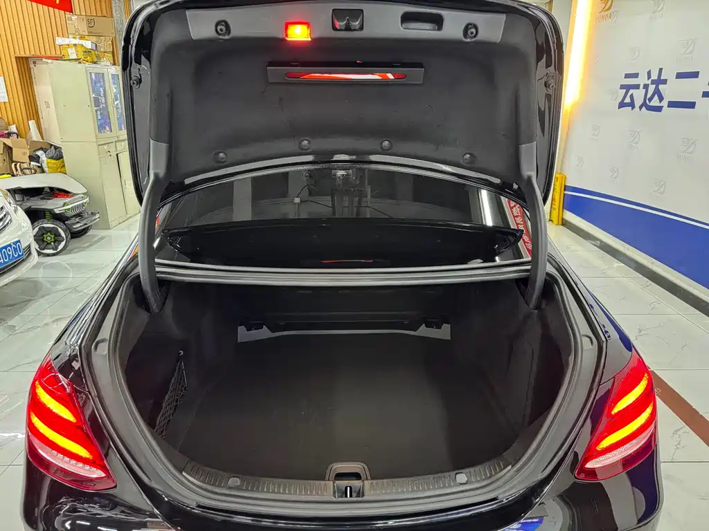 Mercedes-Benz E-Class — миниатюра 12