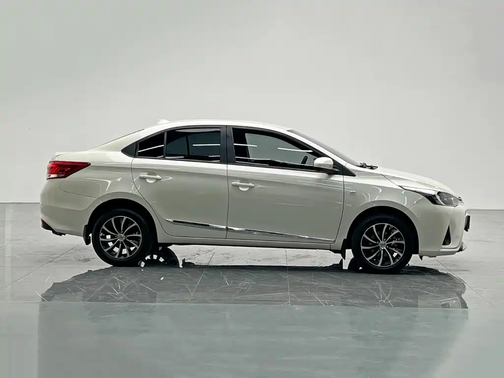 Toyota Yaris L — миниатюра 7