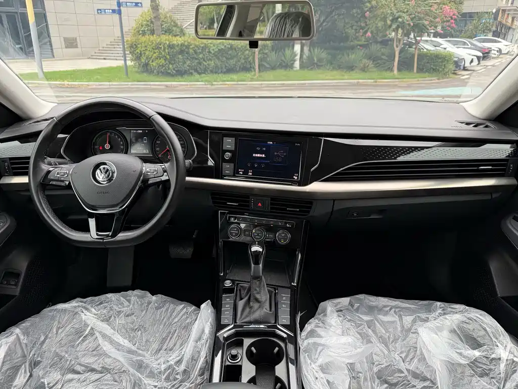 Volkswagen Passat PHEV — миниатюра 16