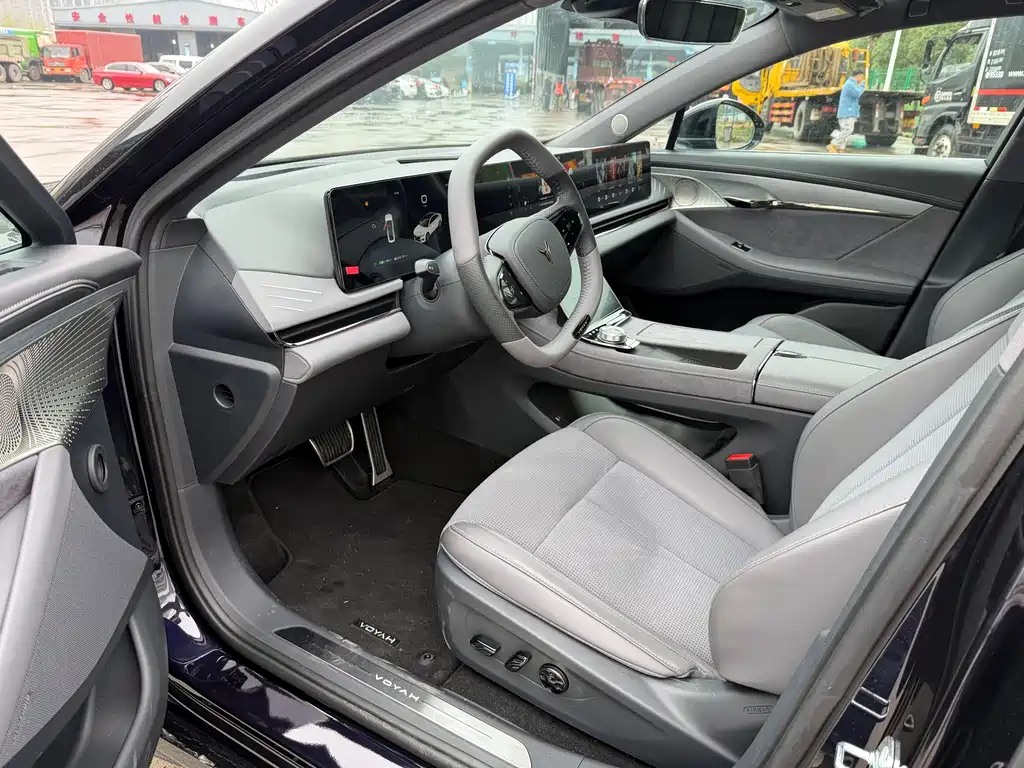 VOYAH LANTU CHASING LIGHT