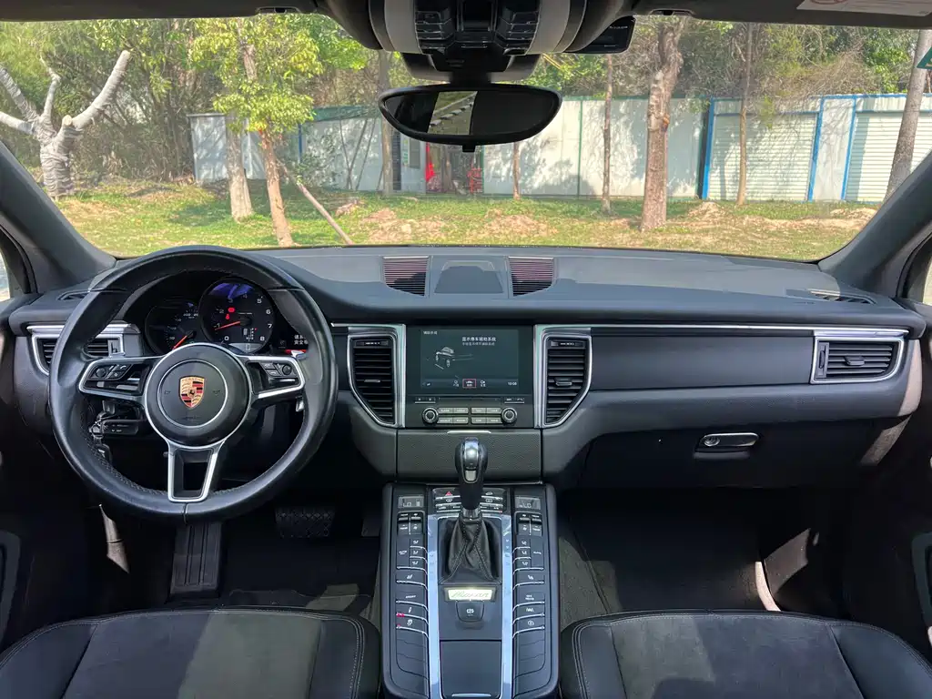 PORSCHE MACAN