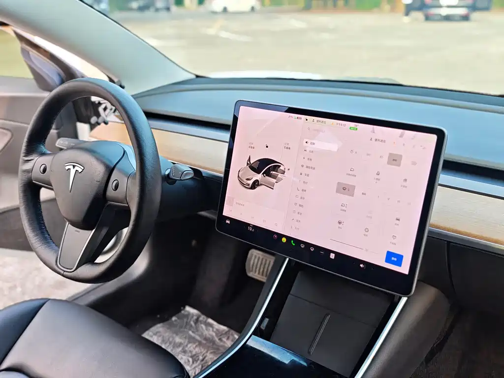 Tesla Model 3 — миниатюра 12