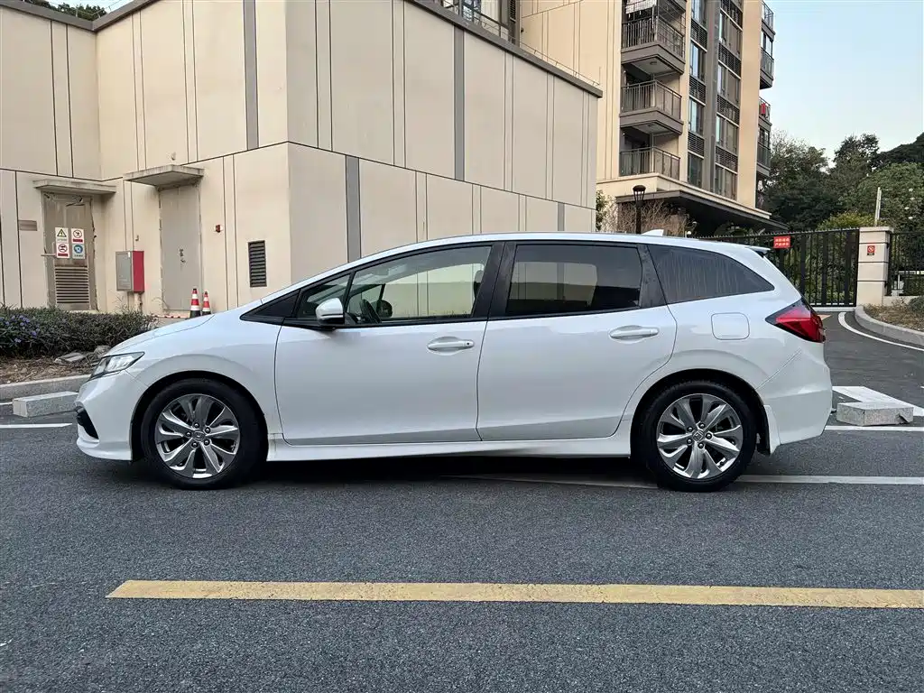 Honda Jade 2017 1.8L AT 5 мест