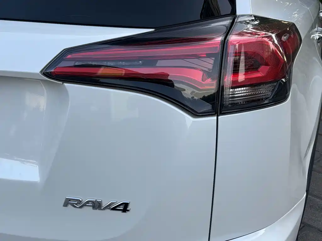 Toyota RAV4 — миниатюра 6