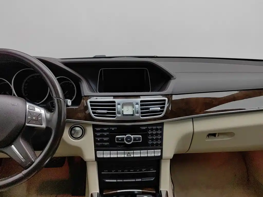 Mercedes-Benz E-Class — миниатюра 12