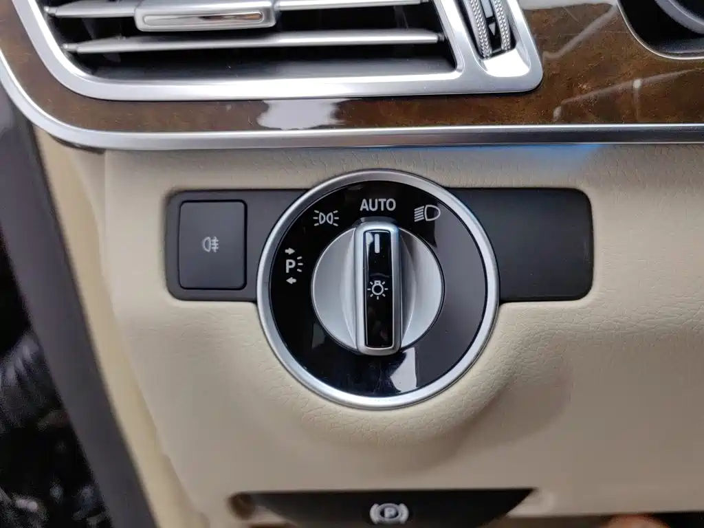 Mercedes-Benz E-Class — миниатюра 21