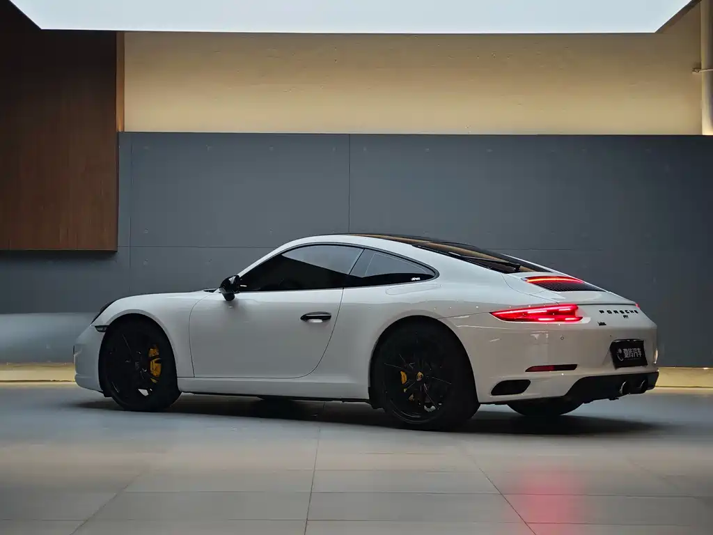 PORSCHE 911