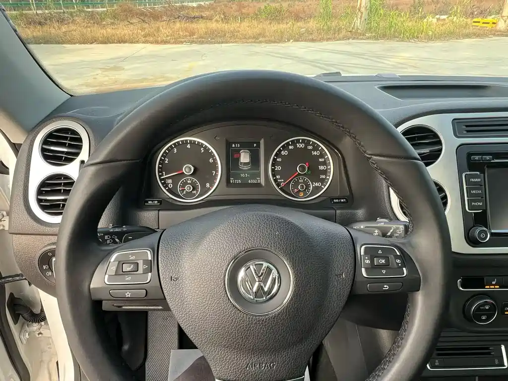 VOLKSWAGEN TIGUAN