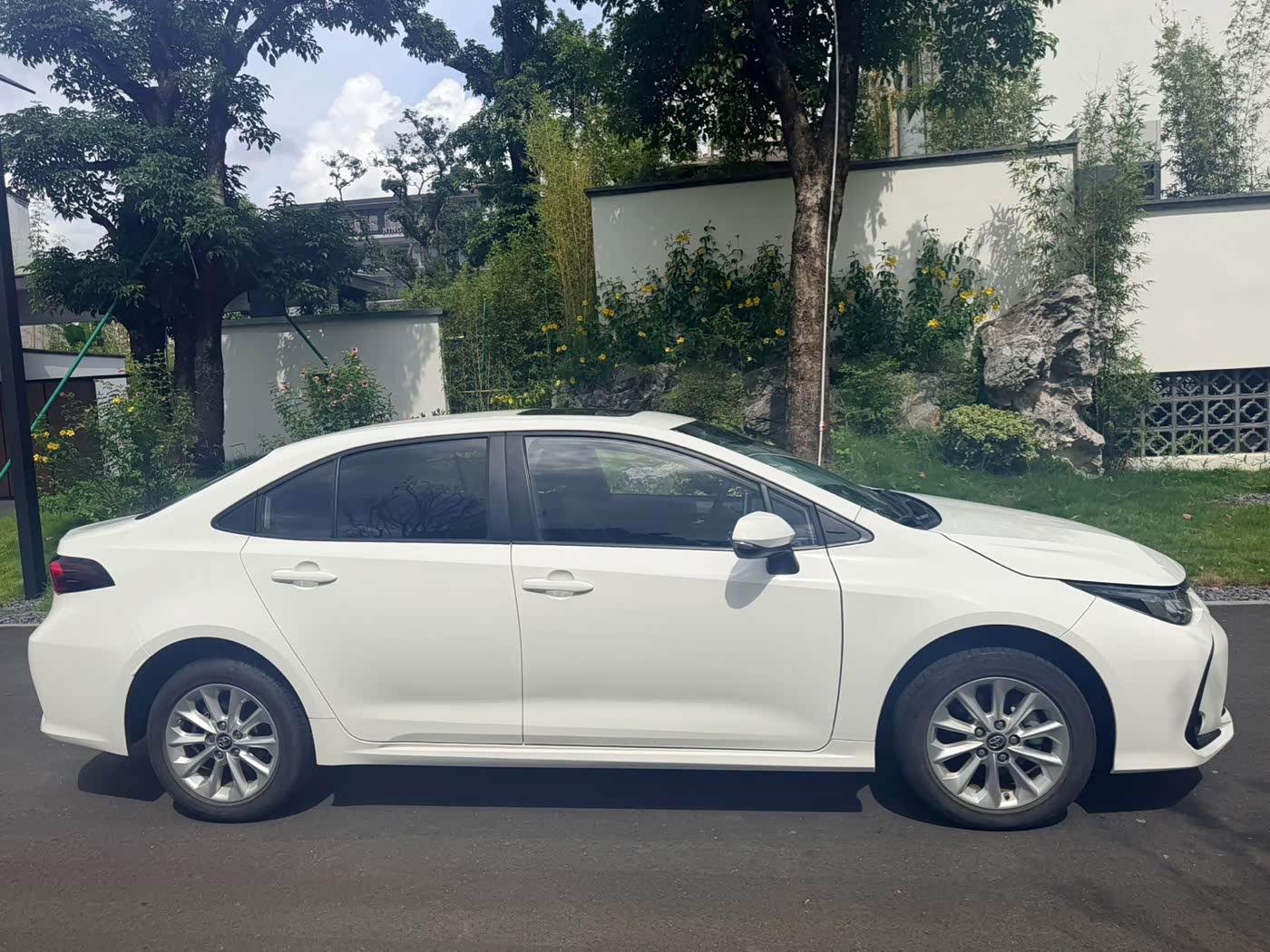 Toyota Corolla 1.2 л 2022 г. Белый, пробег 20000 км