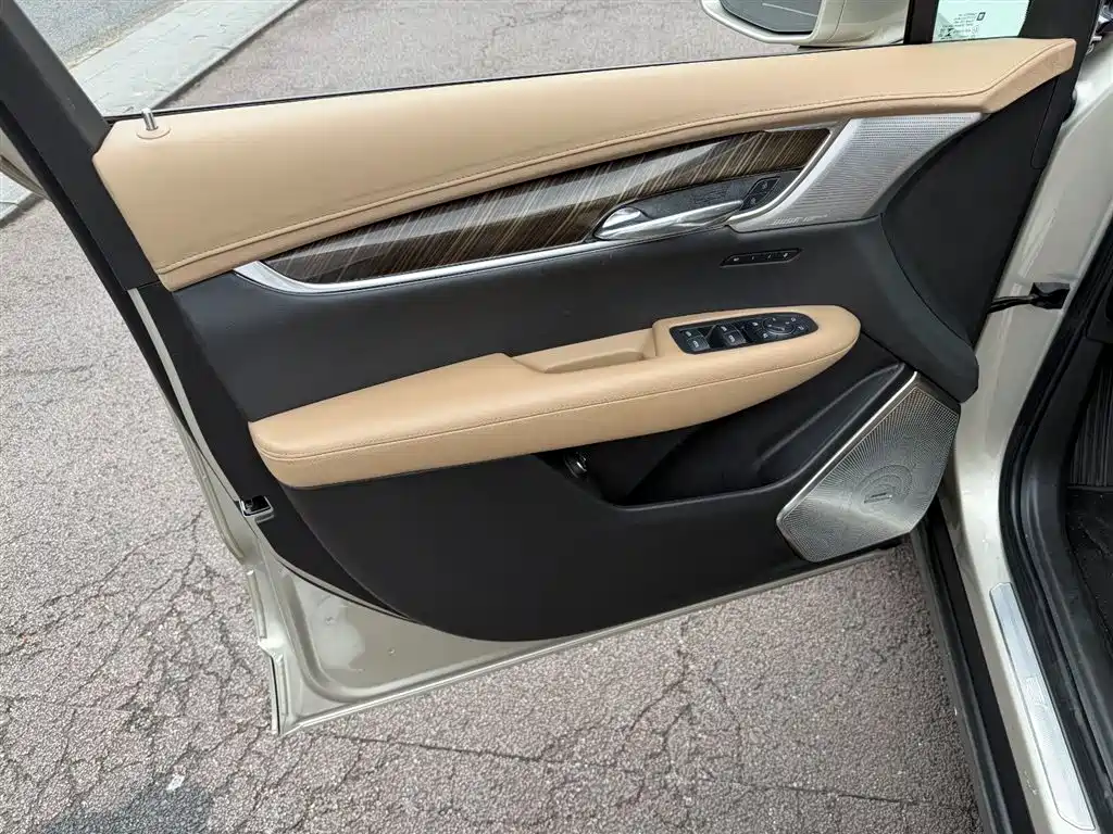 Cadillac XT6 2021 2.0T мест