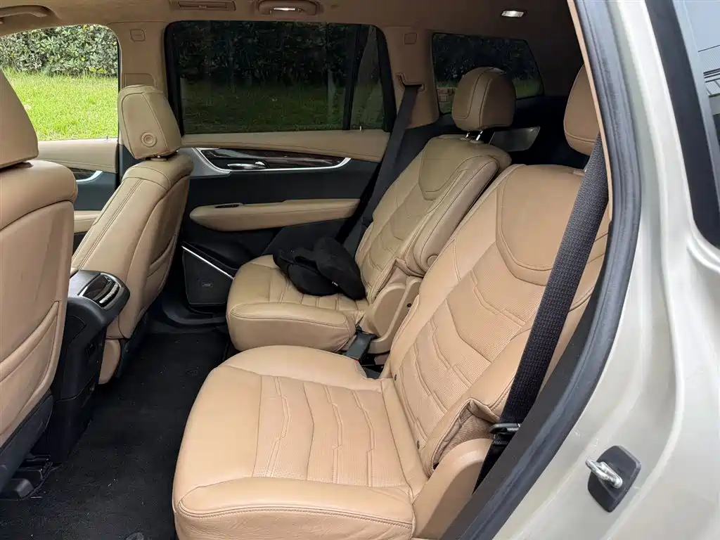 Cadillac XT6 2021 2.0T мест