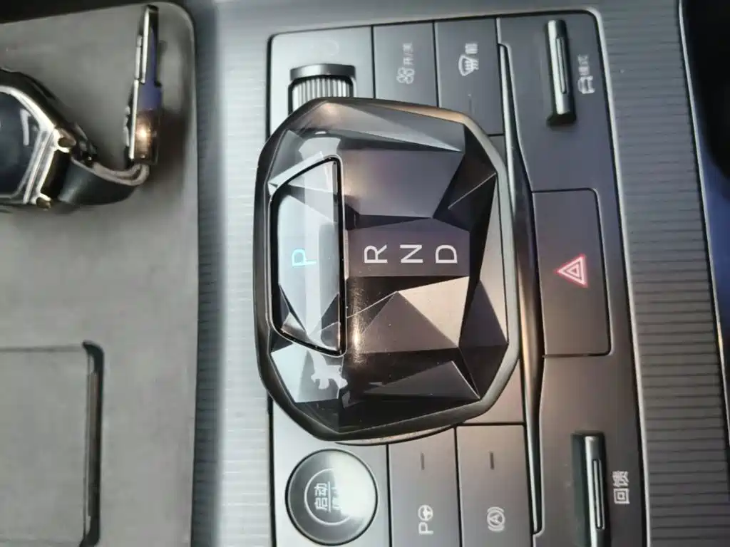BYD L EV — миниатюра 14