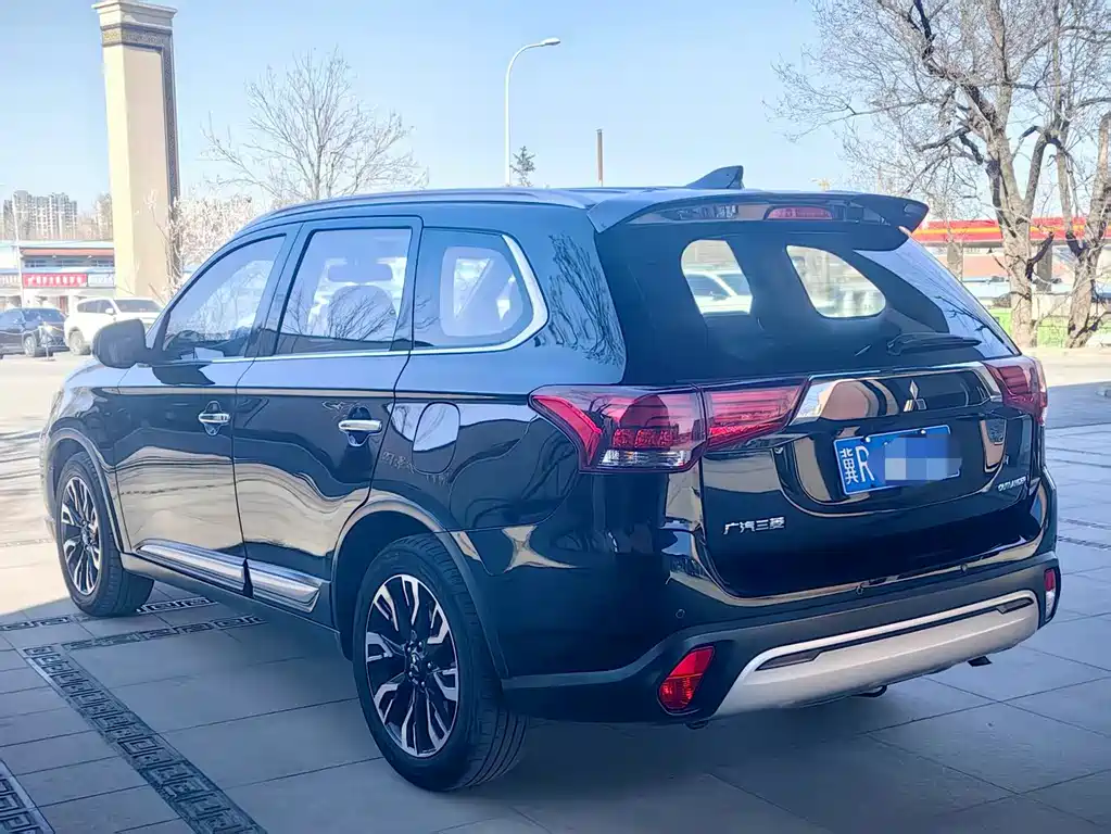 MITSUBISHI OUTLANDER