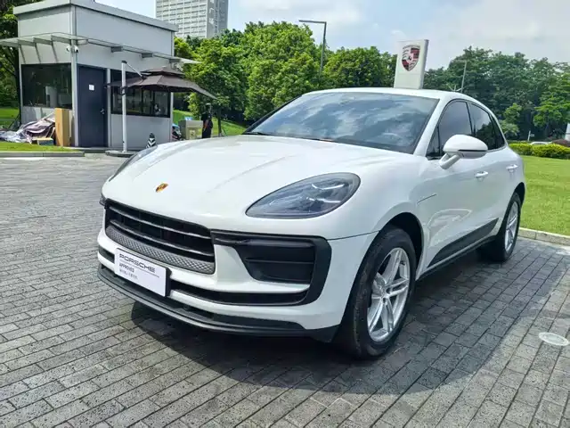 PORSCHE MACAN