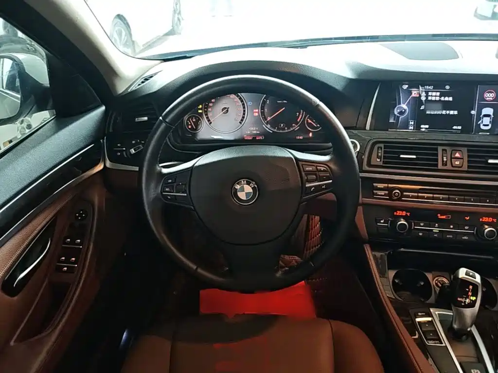 BMW 5 Series — миниатюра 7