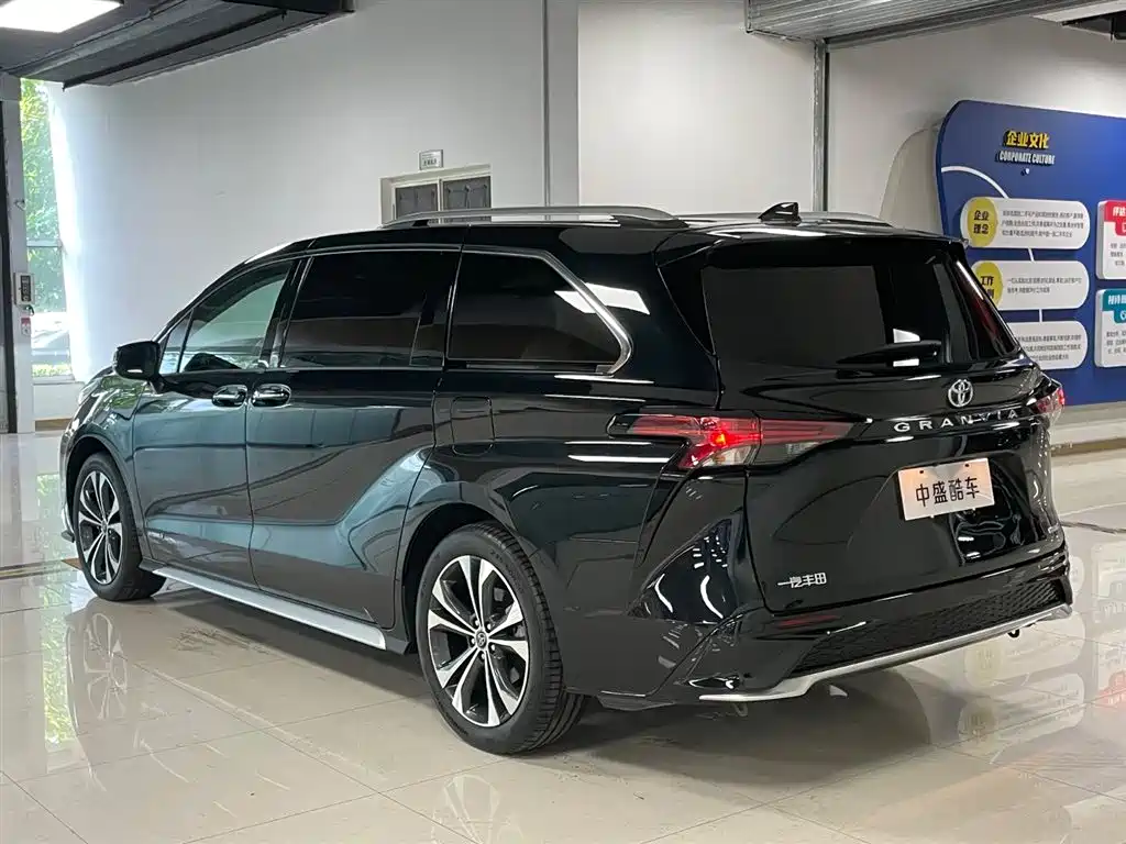Toyota Granvia 2023 2.5L Luxury PLUS