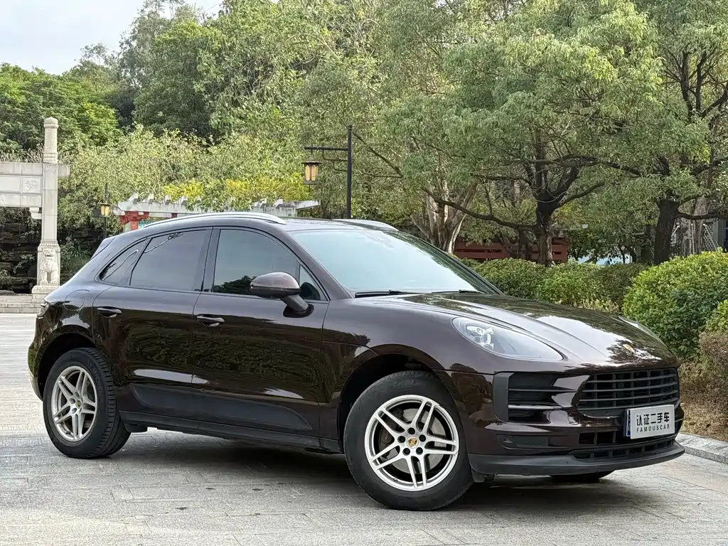 PORSCHE MACAN