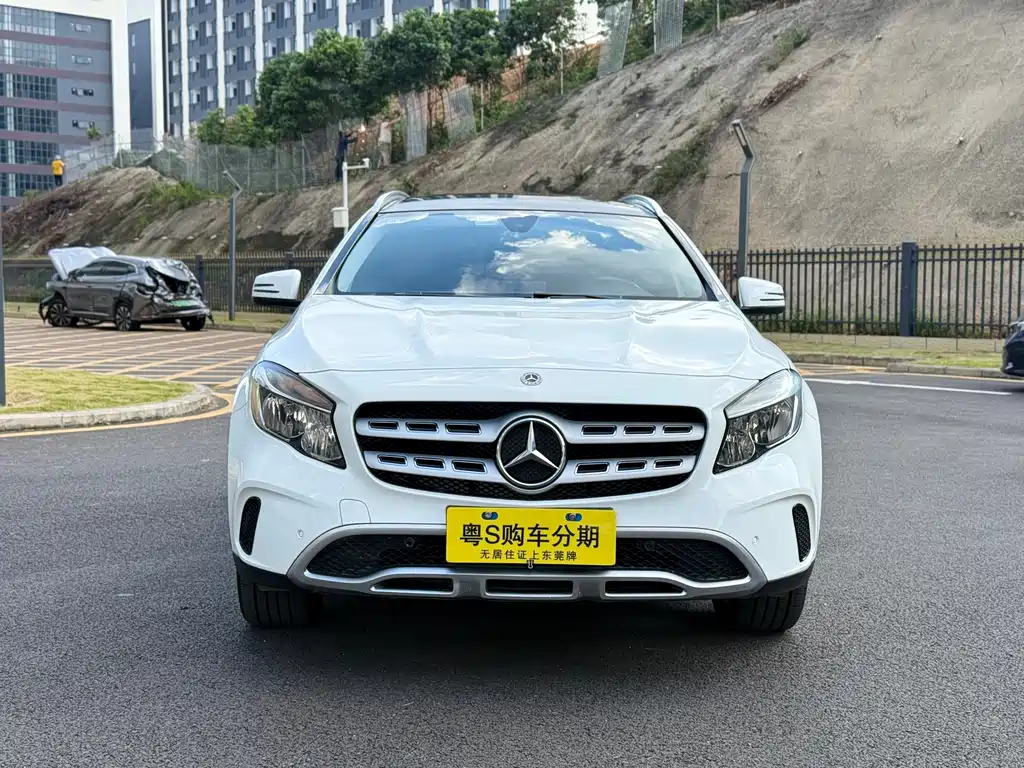 MERCEDES-BENZ GLA