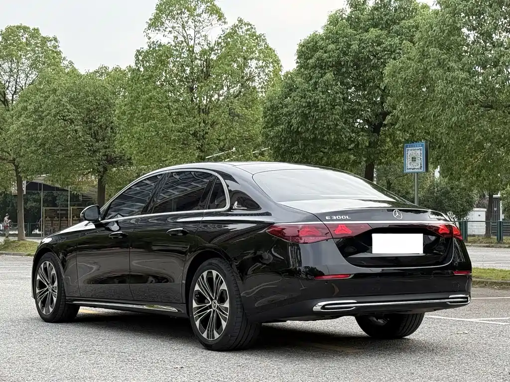 Mercedes-Benz E-Class — миниатюра 6