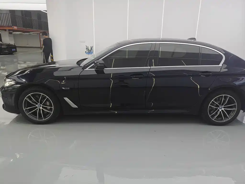 BMW 5 Series New Energy — миниатюра 5
