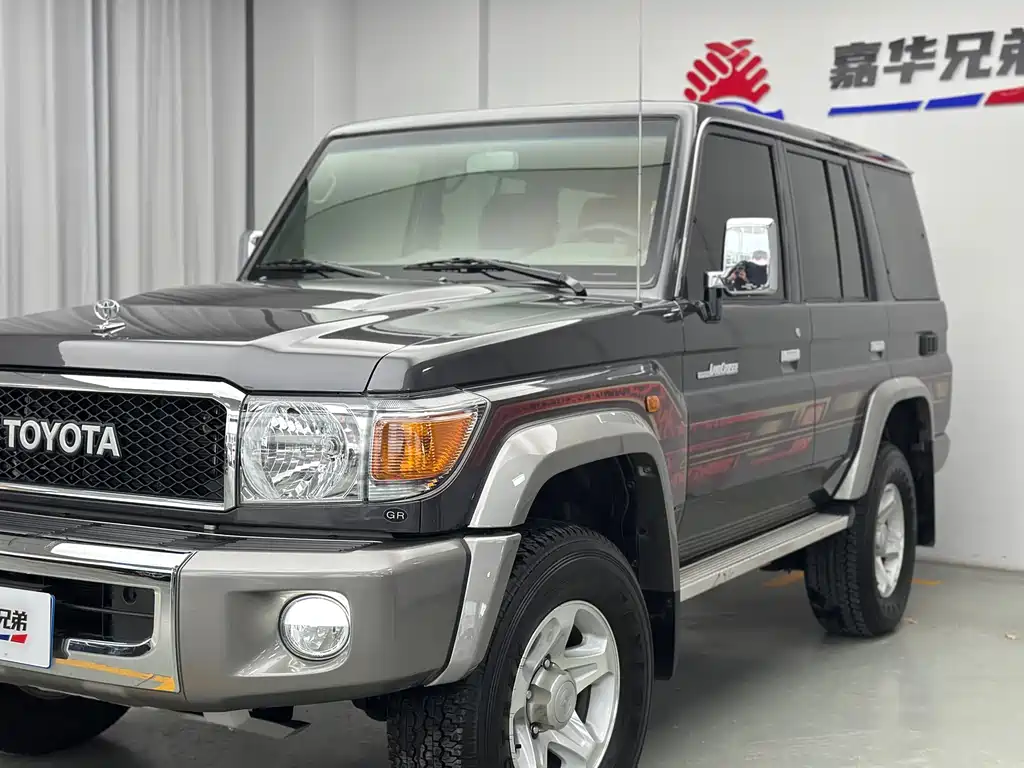 Toyota Land Cruiser LC76 2023 4.0L MT