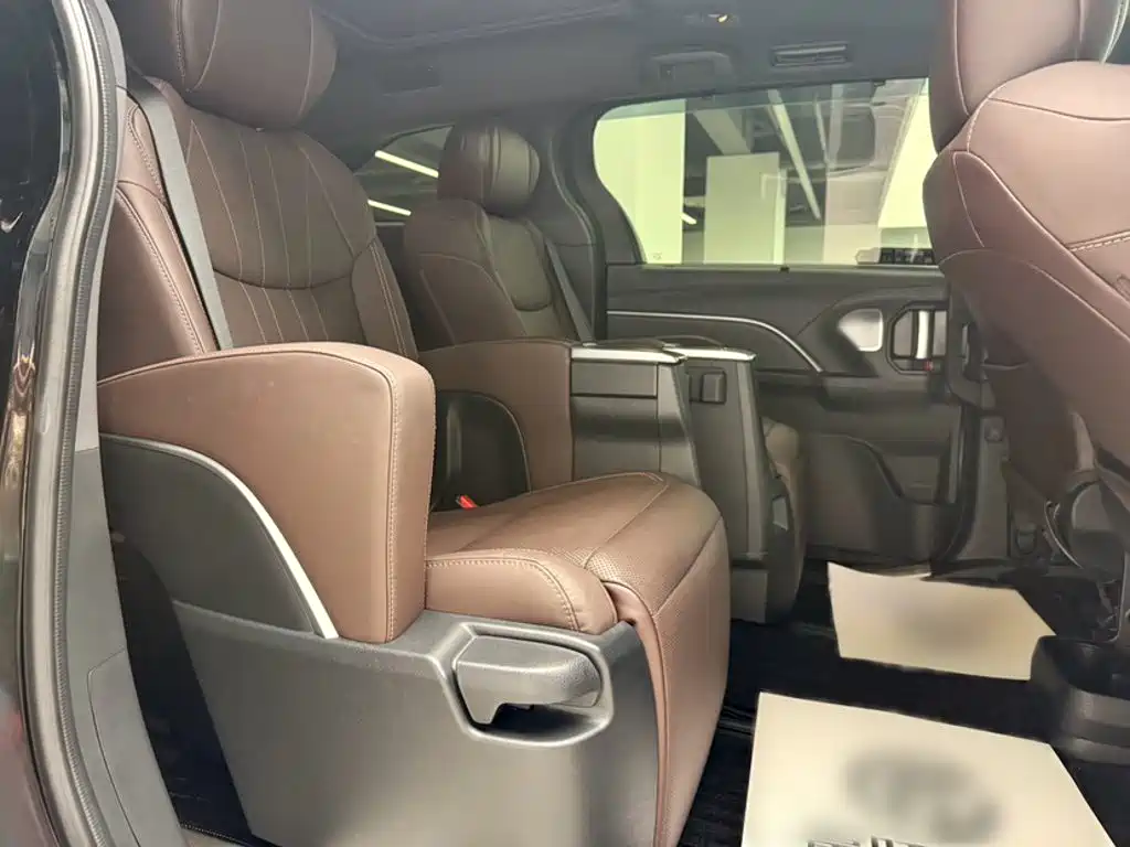 Toyota Granvia — миниатюра 6