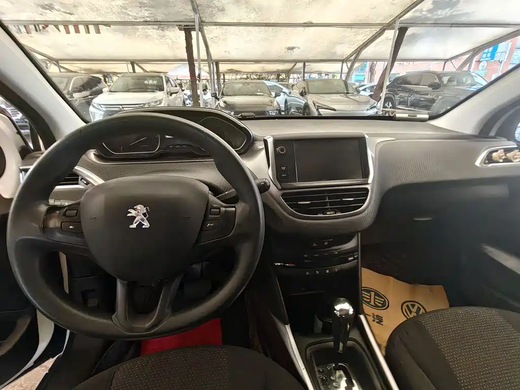 Peugeot 2008 2014 1.6L AT Fashion