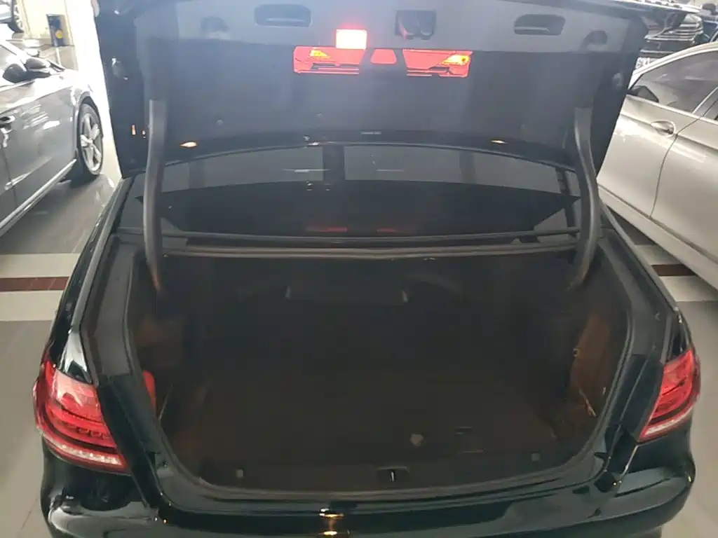 Mercedes-Benz E-Class — миниатюра 19