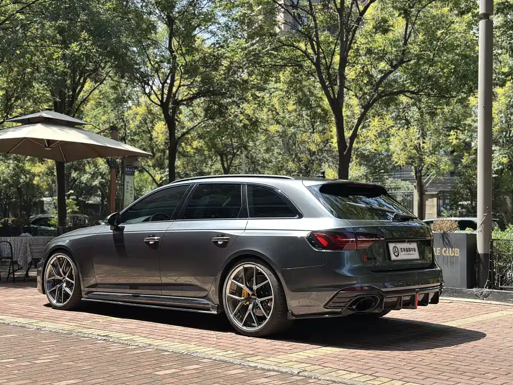 AUDI  RS 4