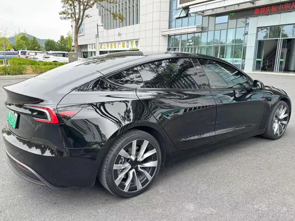 Tesla Model 3 — миниатюра 24
