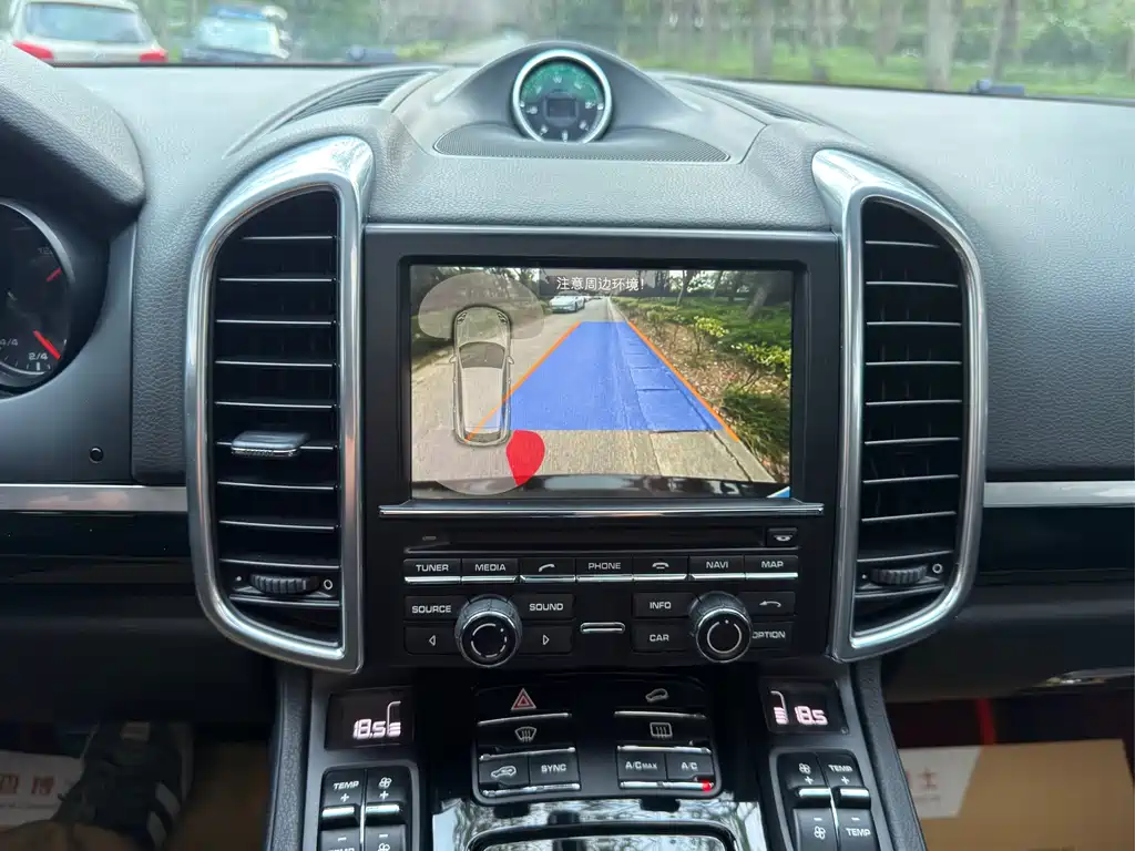 Porsche Cayenne — миниатюра 14