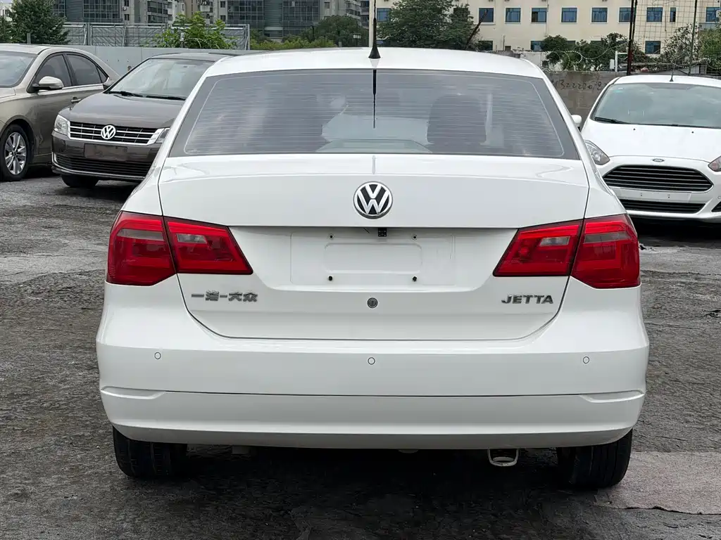 Volkswagen Jetta 2015 1.6L AT Luxury