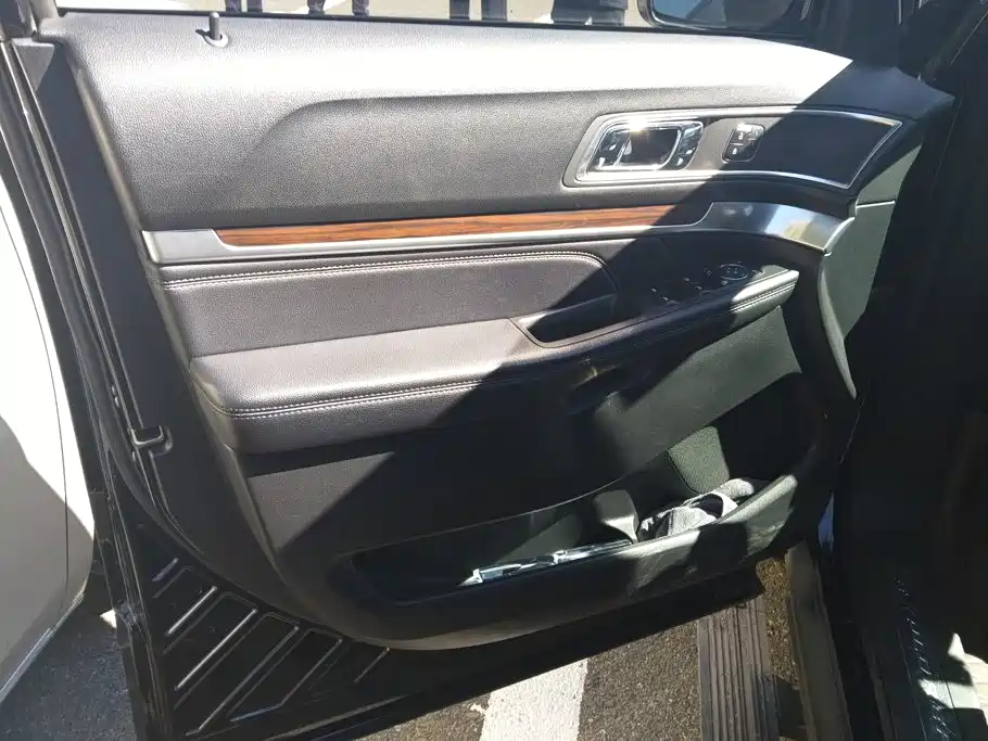 Ford Explorer (Import) — миниатюра 7
